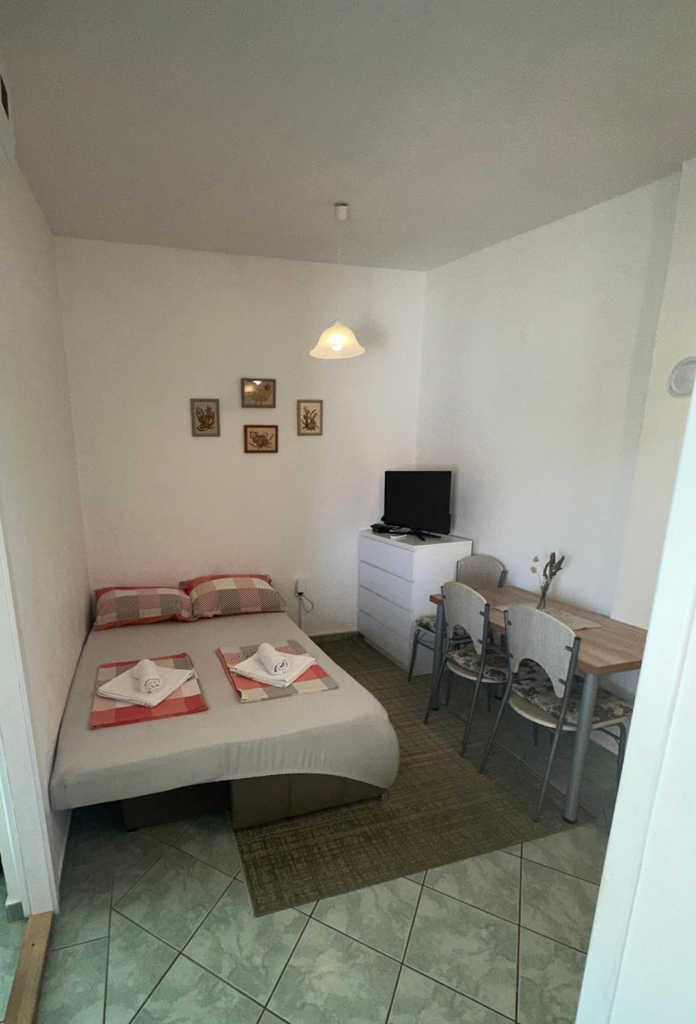 Apartmani Matovina Vir Ngoại thất bức ảnh